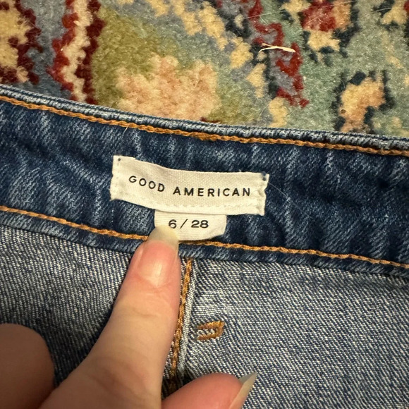 Good American Bombshell High Rise Jean Shorts Women’s 6/28 Medium Dark Wash 3” - Picture 3 of 9